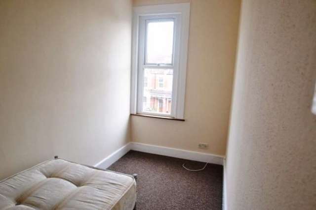  Image of 2 bedroom Flat to rent in Palmerston Crescent London N13 at Palmerston Crescent First Floor Flat Palmers Green, N13 4UA