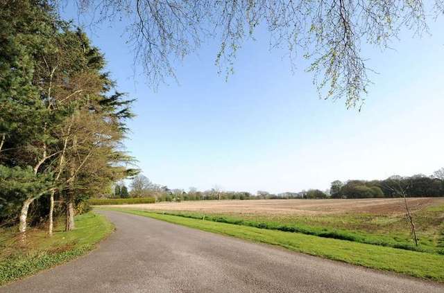  Image of 1 bedroom Flat for sale in Salthill Road Chichester PO19 at Salthill Road  Chichester, PO19 3PY