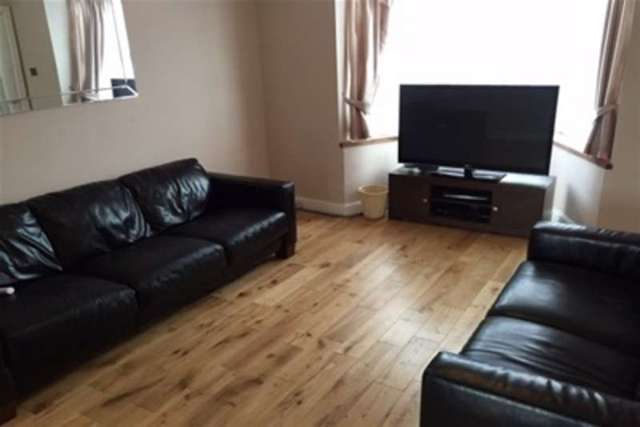  Image of 3 bedroom Terraced house to rent in Oakhill Crescent Birmingham B27 at Birmingham, B27 7LS