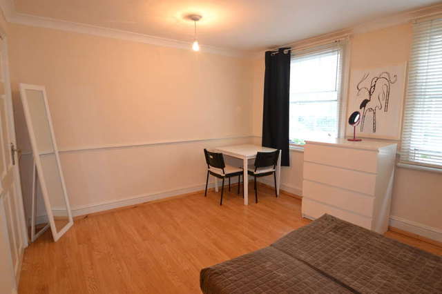  Image of Flat to rent in Old Street London EC1V at Barbican, EC1V 9AE