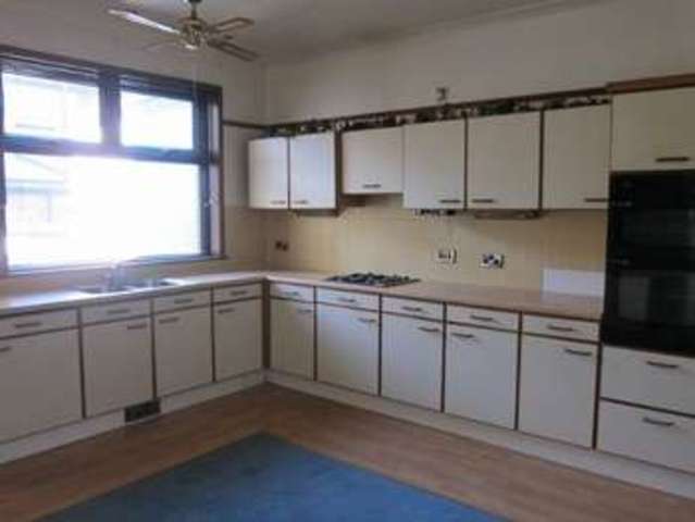  Image of 3 bedroom Terraced house to rent in Oldham Road Rochdale OL11 at Oldham Road  Rochdale, OL11 2EZ