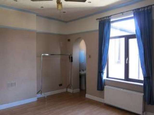  Image of 3 bedroom Terraced house to rent in Oldham Road Rochdale OL11 at Oldham Road  Rochdale, OL11 2EZ