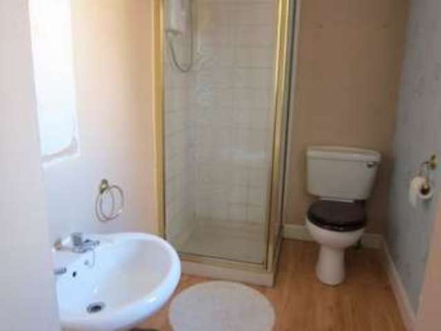  Image of 3 bedroom Terraced house to rent in Oldham Road Rochdale OL11 at Oldham Road  Rochdale, OL11 2EZ
