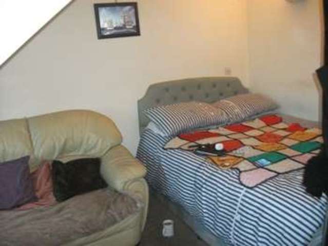  Image of 1 bedroom Flat to rent in Pendarves Road Penzance TR18 at Pendarves Road  Penzance, TR18 2AJ