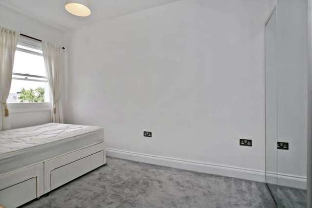  Image of 1 bedroom Flat to rent in Colville Gardens London W11 at Pinehurst Court  1-3 Colville Gardens, W11 2BJ