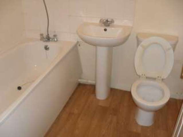  Image of 4 bedroom Terraced house to rent in Pluto Close Salford M6 at Pluto Close  Salford, M6 6HF