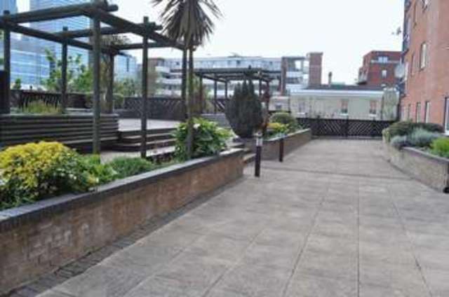  Image of 1 bedroom Property to rent in Poplar High Street London E14 at London, E14 0BG