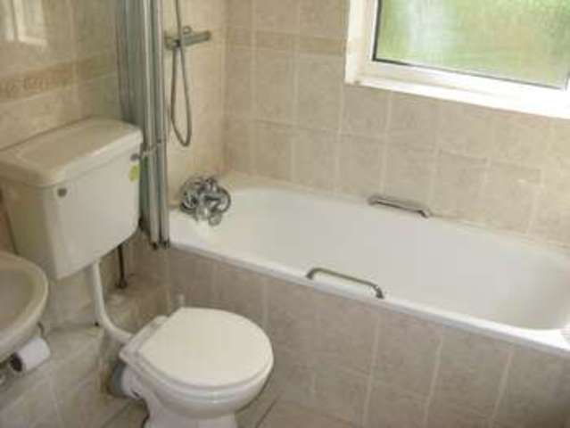  Image of 2 bedroom Flat to rent in Downswood Reigate RH2 at REIGATE, RH2 0JH