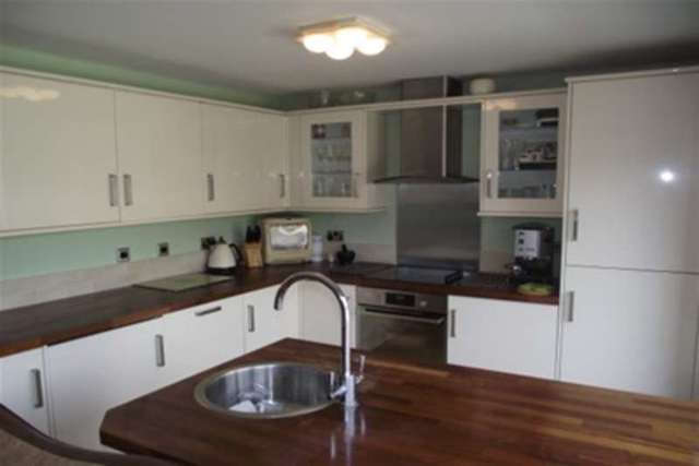  Image of 3 bedroom Chalet to rent in Nutcombe Crescent Rochford SS4 at Rochford, SS4 1RT