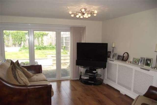  Image of 3 bedroom Chalet to rent in Nutcombe Crescent Rochford SS4 at Rochford, SS4 1RT