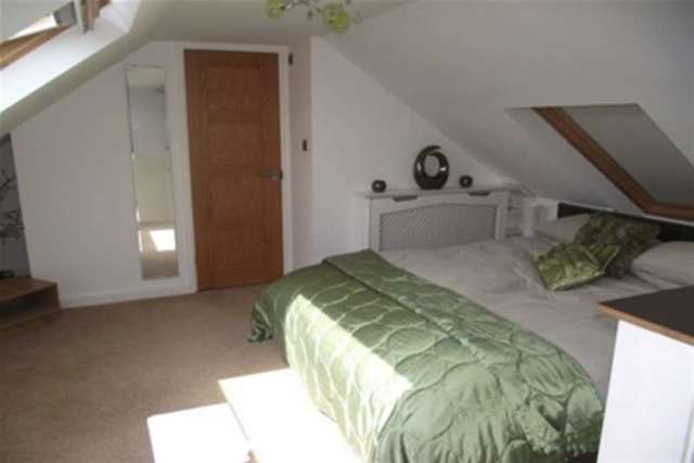  Image of 3 bedroom Chalet to rent in Nutcombe Crescent Rochford SS4 at Rochford, SS4 1RT