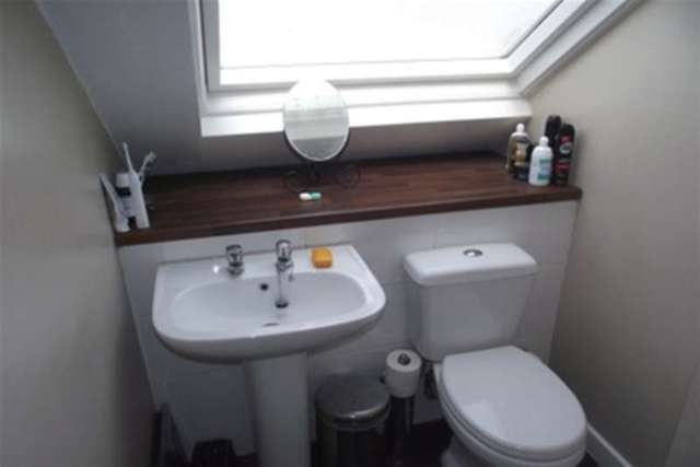  Image of 3 bedroom Chalet to rent in Nutcombe Crescent Rochford SS4 at Rochford, SS4 1RT