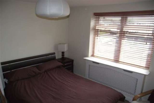  Image of 3 bedroom Chalet to rent in Nutcombe Crescent Rochford SS4 at Rochford, SS4 1RT