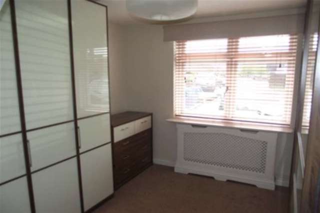  Image of 3 bedroom Chalet to rent in Nutcombe Crescent Rochford SS4 at Rochford, SS4 1RT