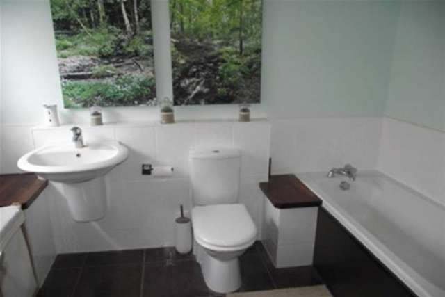  Image of 3 bedroom Chalet to rent in Nutcombe Crescent Rochford SS4 at Rochford, SS4 1RT