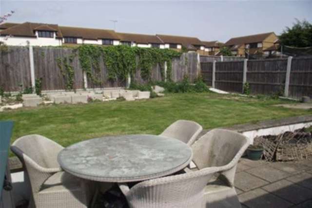  Image of 3 bedroom Chalet to rent in Nutcombe Crescent Rochford SS4 at Rochford, SS4 1RT