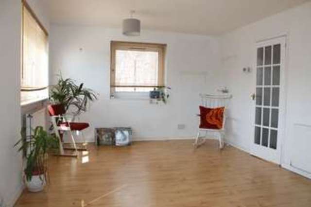  Image of 3 bedroom Flat for sale in Roman Way Enfield EN1 at Roman Way Bush Hill Park Enfield, EN1 1EG