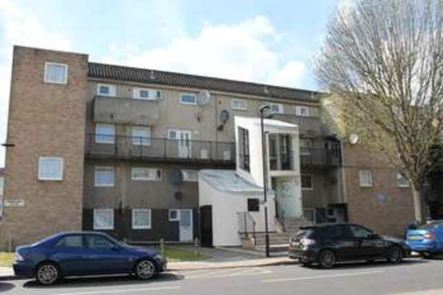  Image of 3 bedroom Flat for sale in Roman Way Enfield EN1 at Roman Way Bush Hill Park Enfield, EN1 1EG