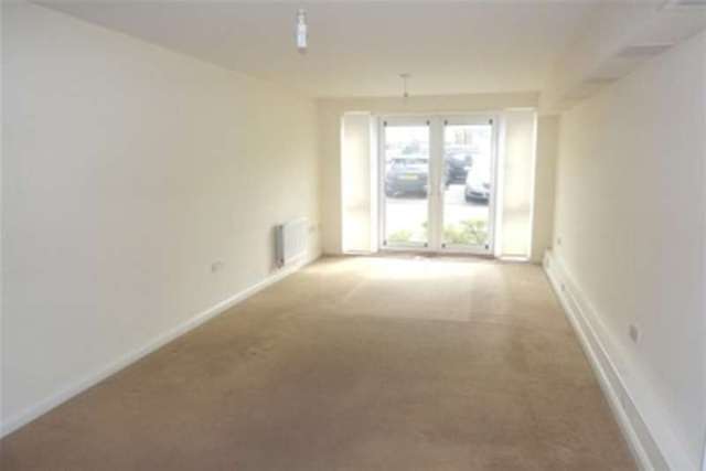  Image of 2 bedroom Flat to rent in Queen Marys Avenue Watford WD18 at Watford, WD18 7JN