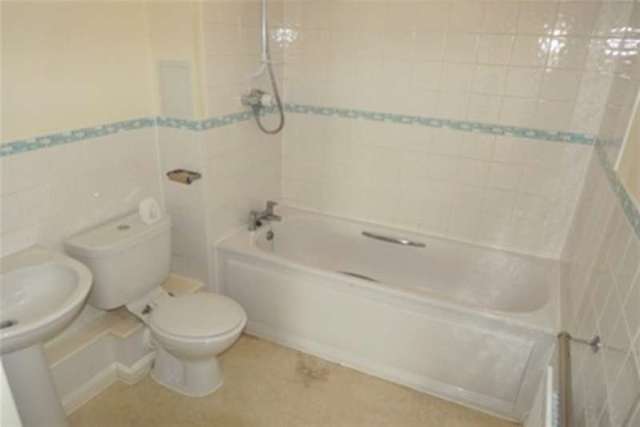  Image of 2 bedroom Flat to rent in Queen Marys Avenue Watford WD18 at Watford, WD18 7JN