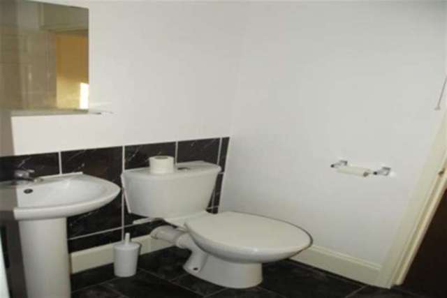 Image of 2 bedroom Flat to rent in St. James Road London E15 at London, E15 1RN