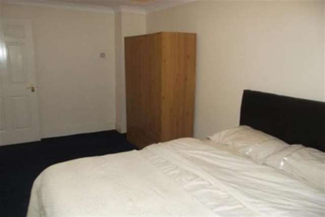  Image of 2 bedroom Flat to rent in Savoy Close London E15 at London, E15 4PS