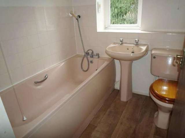 Image of 1 bedroom Flat to rent in Shelley Court Camberley GU15 at Gordon Road  Camberley, GU15 2JD