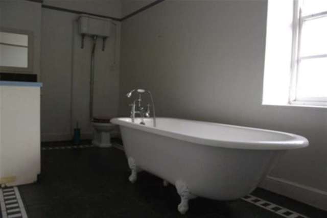  Image of 2 bedroom Flat to rent in Town Lane Shepton Mallet BA4 at Shepton Mallet, BA4 5LX