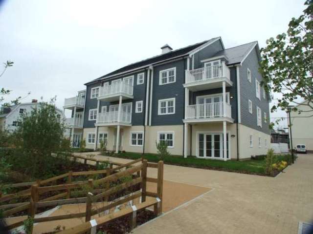  Image of 1 bedroom Apartment to rent in Westmount Close Worcester Park KT4 at Westmount Close The Hamptons Worcester Park, KT4 8FL