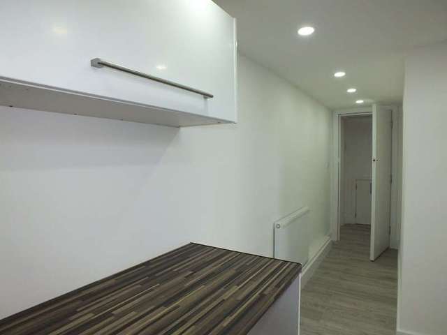  Image of 1 bedroom Flat to rent in The Dell Reading RG1 at South Street Reading Reading, RG1 4JT