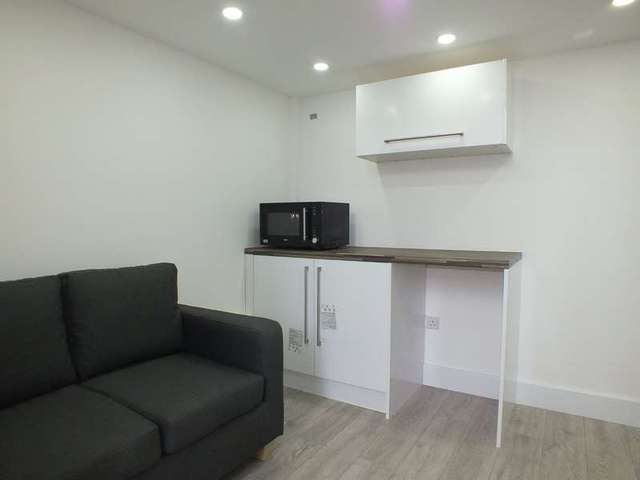  Image of 1 bedroom Flat to rent in The Dell Reading RG1 at South Street Reading Reading, RG1 4JT