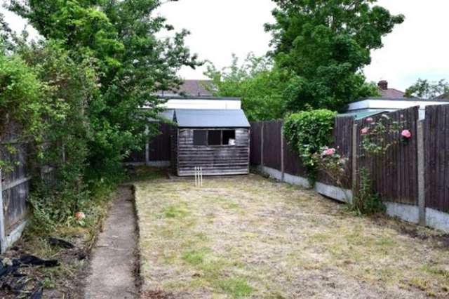  Image of 3 bedroom Terraced house to rent in Springfield Drive Ilford IG2 at test  Ilford, IG2 6QT