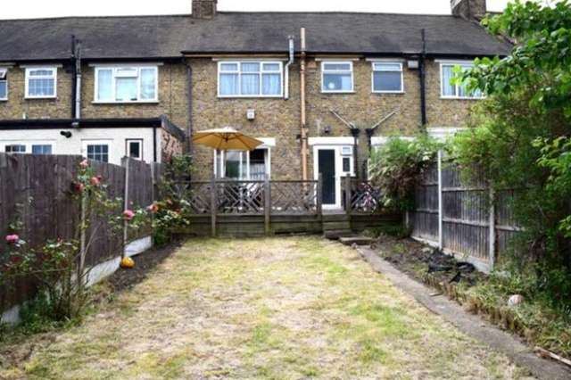  Image of 3 bedroom Terraced house to rent in Springfield Drive Ilford IG2 at test  Ilford, IG2 6QT