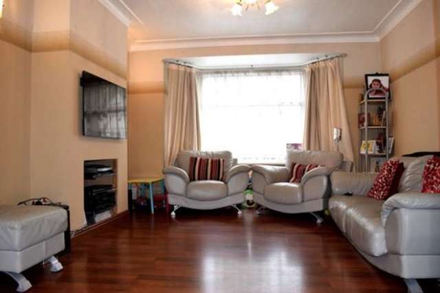  Image of 3 bedroom Terraced house to rent in Springfield Drive Ilford IG2 at test  Ilford, IG2 6QT