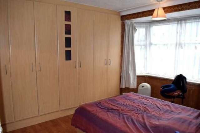  Image of 3 bedroom Terraced house to rent in Springfield Drive Ilford IG2 at test  Ilford, IG2 6QT