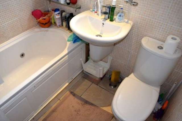  Image of 3 bedroom Terraced house to rent in Springfield Drive Ilford IG2 at test  Ilford, IG2 6QT
