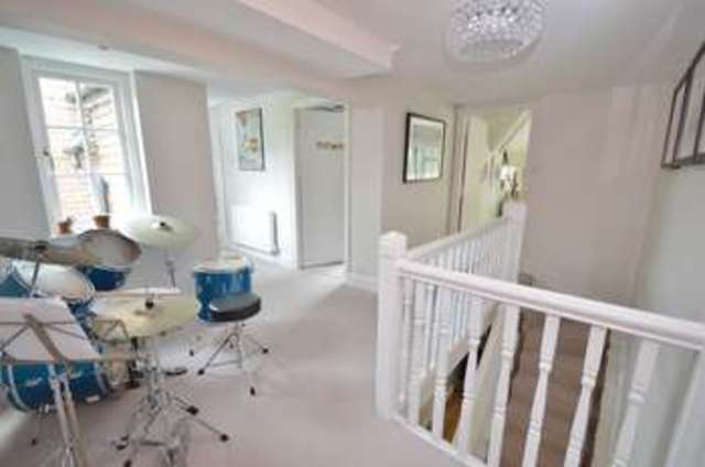  Image of 4 bedroom Detached house to rent in Square Drive Haslemere GU27 at Square Drive  Haslemere, GU27 3LW