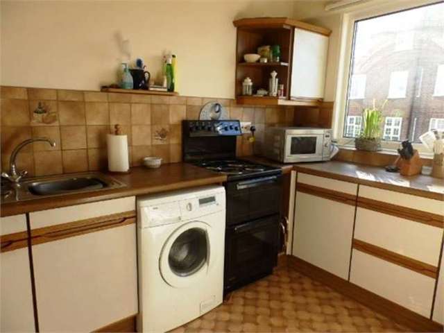  Image of 2 bedroom Apartment for sale in Broadway West Leigh-on-Sea SS9 at St Clements Court East Leigh on sea Leigh-on-Sea, SS9 2BS