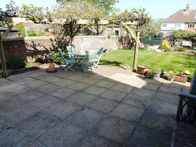  Image of 4 bedroom Detached house to rent in St. Floras Road Littlehampton BN17 at Littlehampton, BN17 6BH