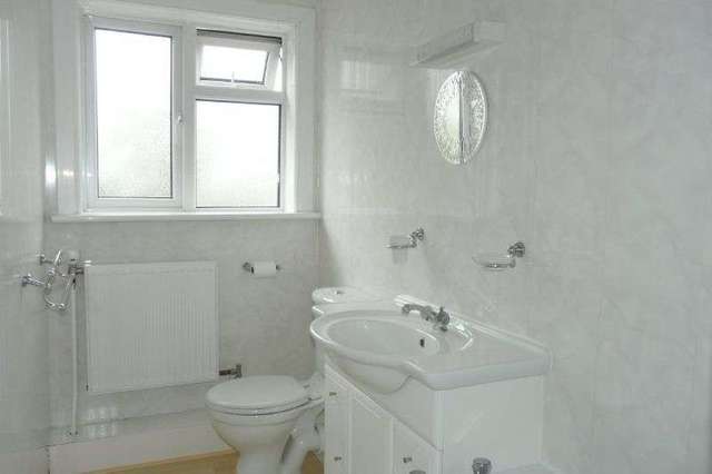  Image of 1 bedroom Flat to rent in Mount Radford Crescent Exeter EX2 at St Leonards  Exeter, EX2 4ER