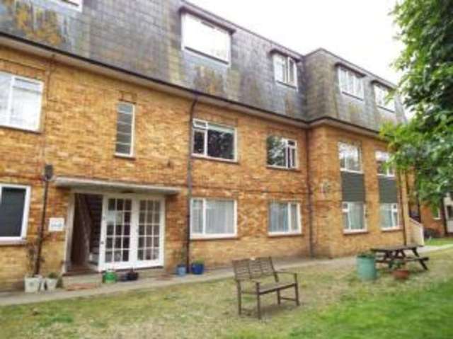  Image of 3 bedroom Flat for sale in Stamford Avenue Hayling Island PO11 at Stamford Avenue Hayling Island South Hayling, PO11 0BN