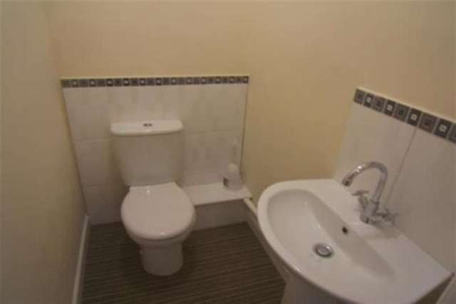  Image of 3 bedroom Flat to rent in Whinney Lane Streethouse Pontefract WF7 at Pontefract, WF7 6DE