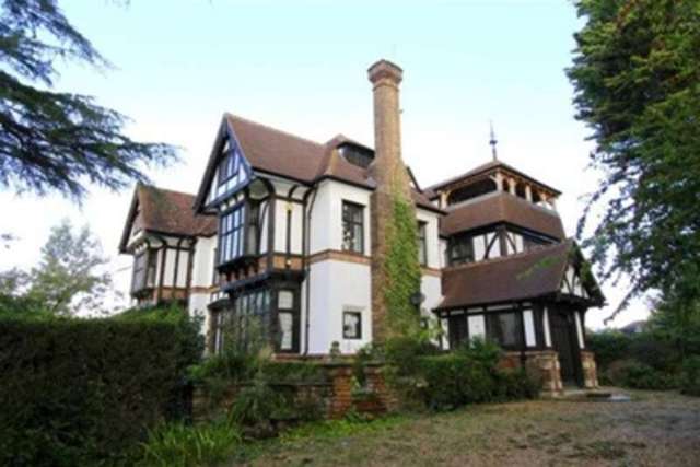  Image of 5 bedroom Semi-Detached house to rent in Station Road Billingshurst RH14 at Billingshurst, RH14 9RE
