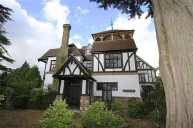  Image of 5 bedroom Semi-Detached house to rent in Station Road Billingshurst RH14 at Billingshurst, RH14 9RE