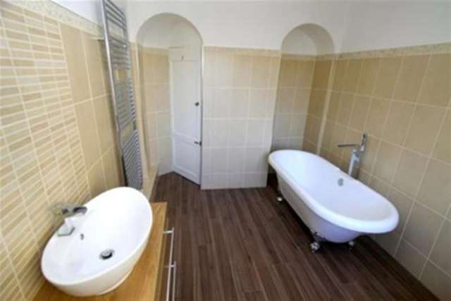  Image of 5 bedroom Semi-Detached house to rent in Station Road Billingshurst RH14 at Billingshurst, RH14 9RE