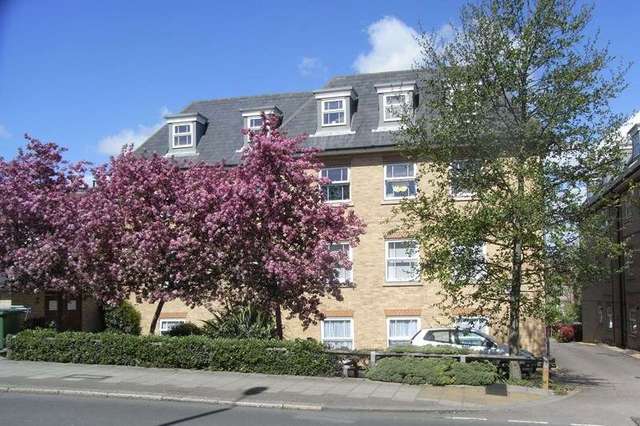  Image of 2 bedroom Flat for sale in Station Road New Barnet Barnet EN5 at Station Road New Barnet New Barnet, EN5 1QA