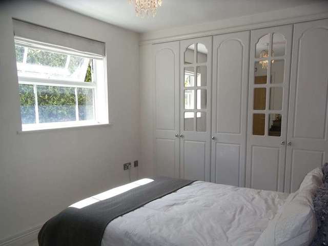  Image of 2 bedroom Flat for sale in Station Road New Barnet Barnet EN5 at Station Road New Barnet New Barnet, EN5 1QA