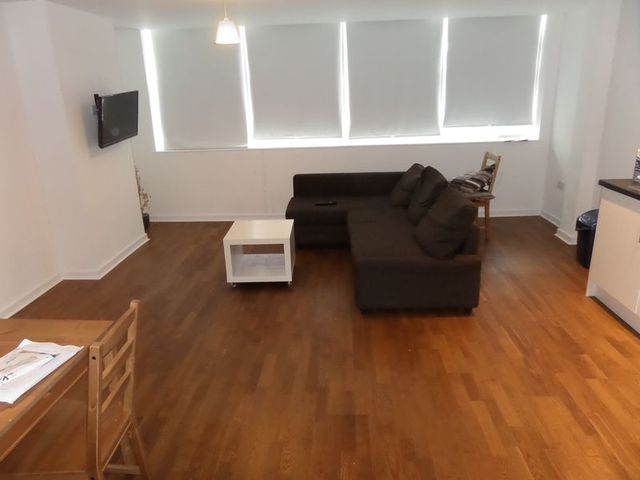  Image of 2 bedroom Flat to rent in Station Road Redhill RH1 at Station Road  Redhill, RH1 1PH