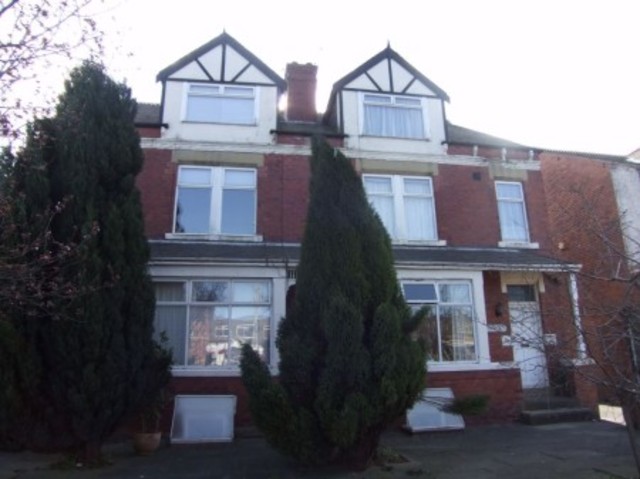  Image of 1 bedroom Apartment to rent in Street Lane Roundhay Leeds LS8 at Street Lane Moortown Leeds, LS8 1BW