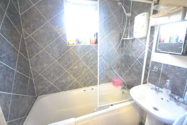  Image of 1 bedroom Flat to rent in Surrey Road Reading RG2 at Surrey Road  Reading, RG2 0EU